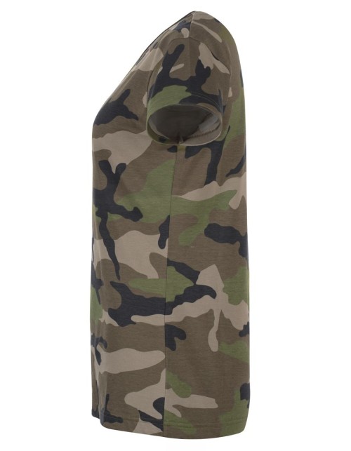 ΓΥΝΑΙΚΕΙΟ T-SHIRT ΜΕ ΣΤΡΟΓΓΥΛΗ ΛΑΙΜΟΚΟΨΗ - CAMO WOMEN